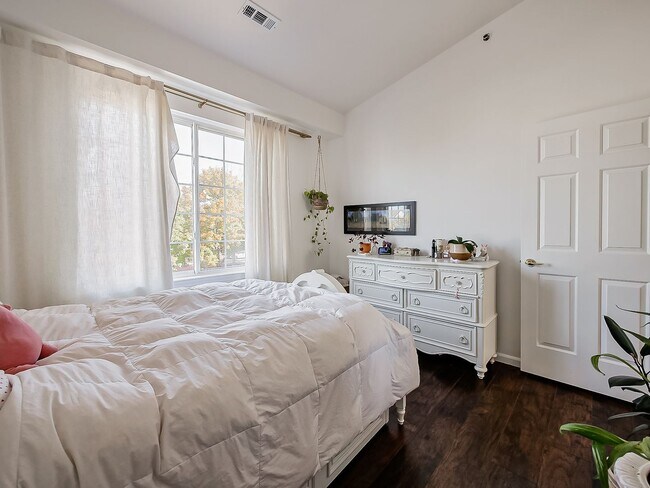 Building Photo - 14520 Vauxhall Dr