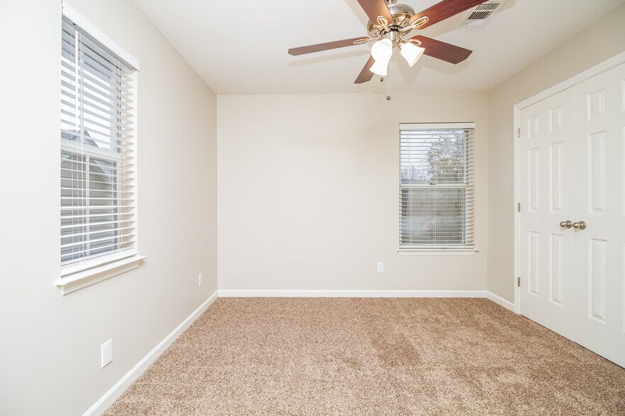 Building Photo - 104 Northlake Dr