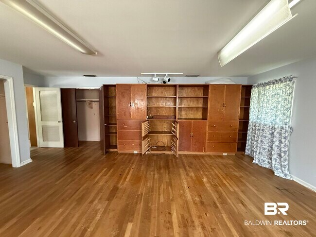 Building Photo - 110 Patrician Dr N