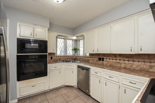 Building Photo - 4811 Shatner Dr