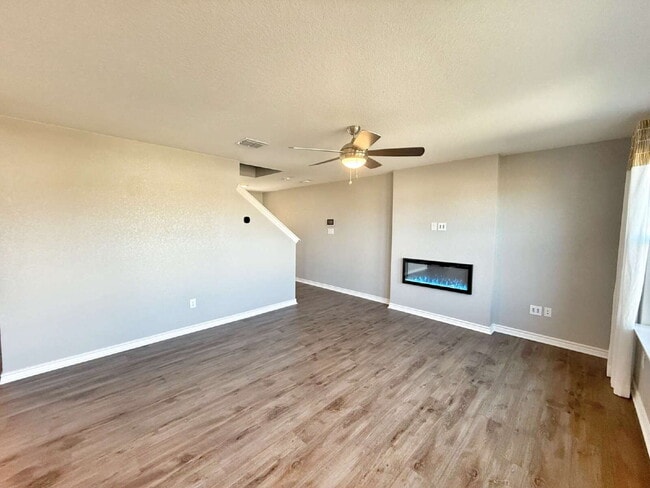 Building Photo - Immaculate Two Story Home in Legend Point ...