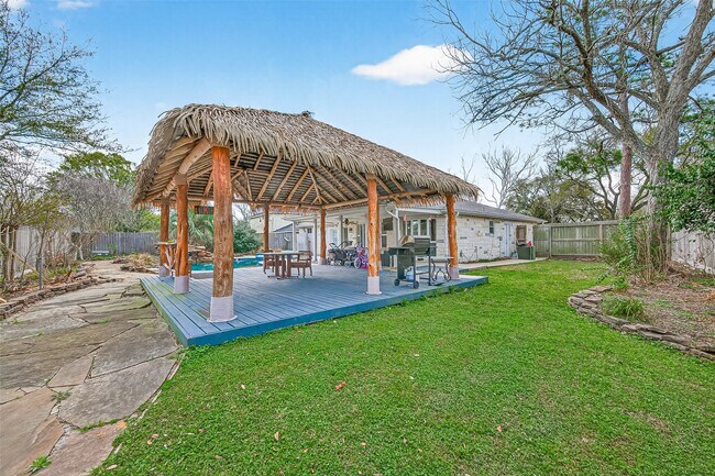 Building Photo - 805 Camelot Ln