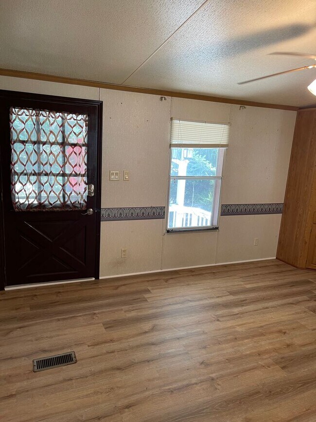 Building Photo - 3 bedroom home Fayetville PA!