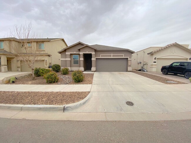 Primary Photo - East El Paso 3 bed Refrig A/C w/office!