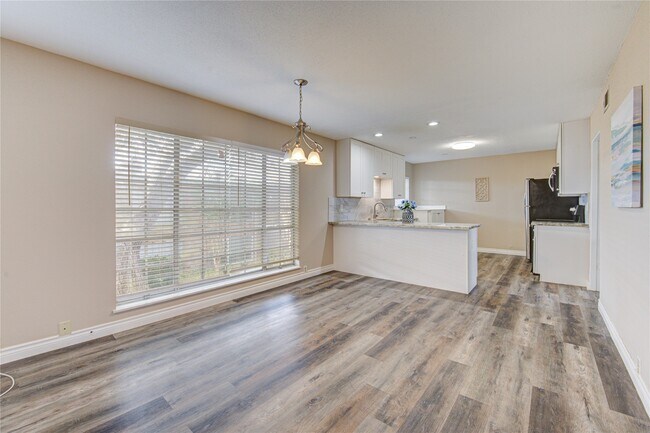 Building Photo - 2101 Fountain View Dr