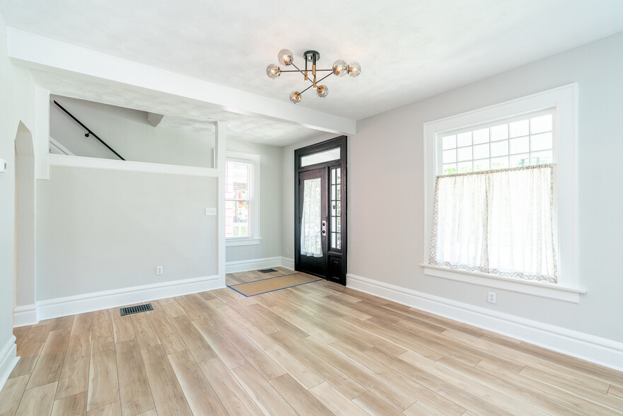 Living Room - 2435 Summit St