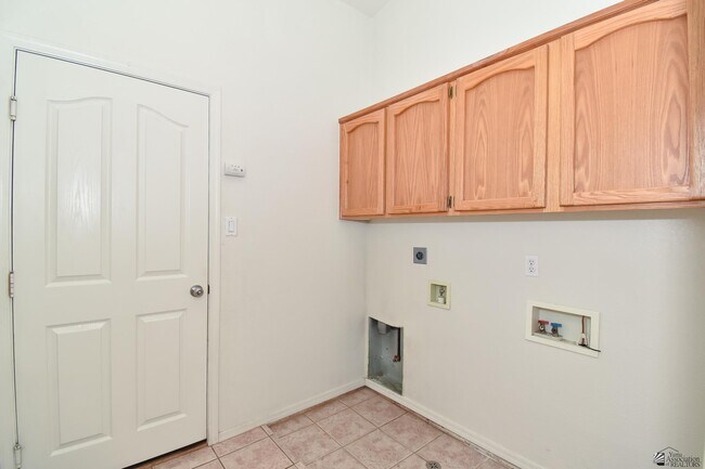Building Photo - 8406 E Lorenzo Ln