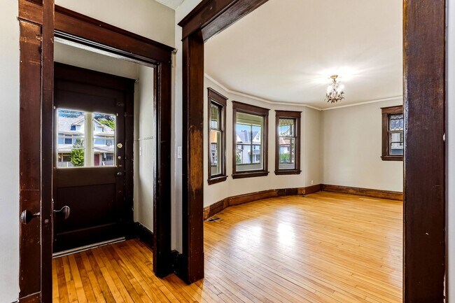 Building Photo - 884 Iglehart Ave