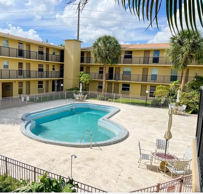 Building Photo - 241 S Royal Poinciana Blvd