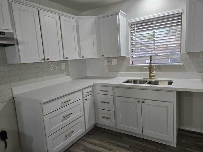 Building Photo - 211 Esperanza Dr