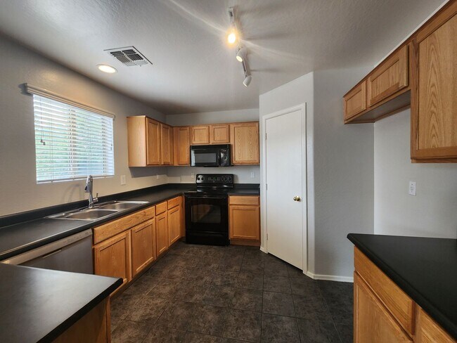 Building Photo - Promotion!  4 Bed 2.5 Bath Home with Split...