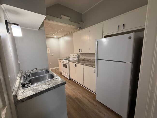 Building Photo - Charming Lower Unit 1 Bedroom with Gourmet Kitchen