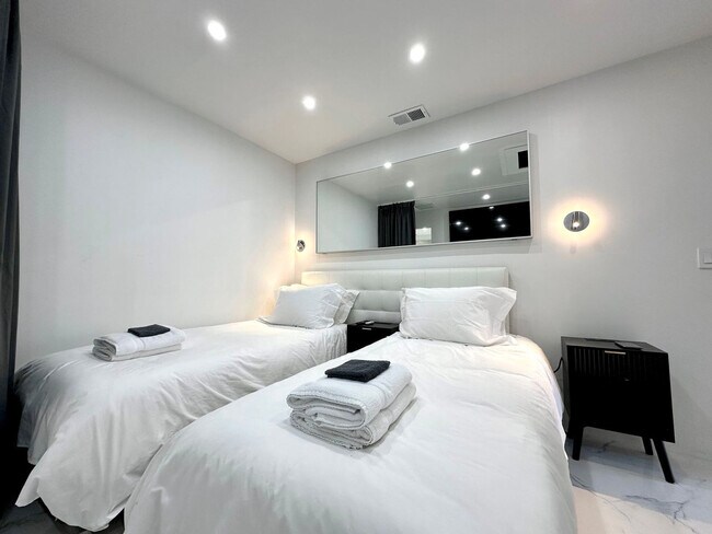 Building Photo - 5700 Saddlebrook Way