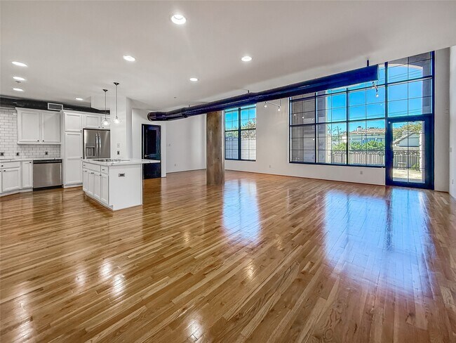 Building Photo - 1005 S Shepherd Dr