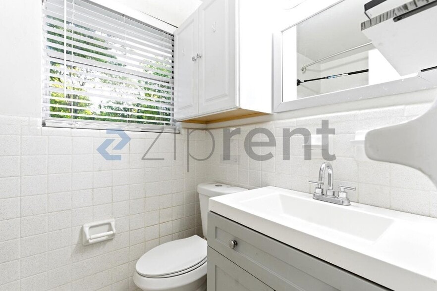 Building Photo - 918 E Montclair Rd