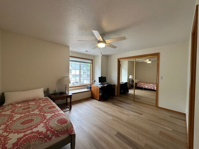 Building Photo - 807 NW Sundance Cir