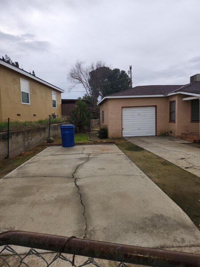 Building Photo - East Bakersfield Home - Newly Remodeled!