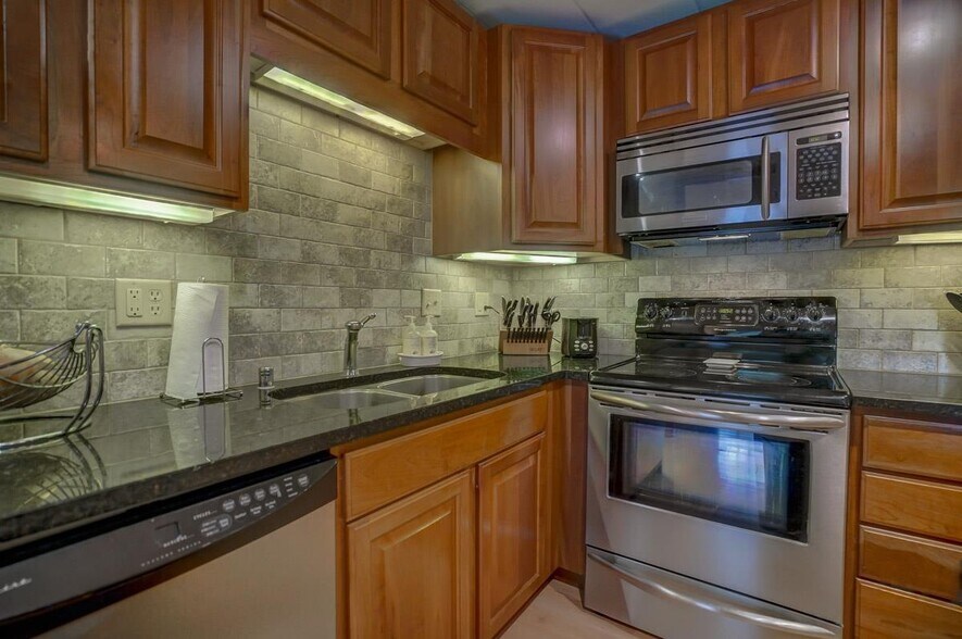 Under-cabinet lighting and solid appliances - 2051 Allen Blvd