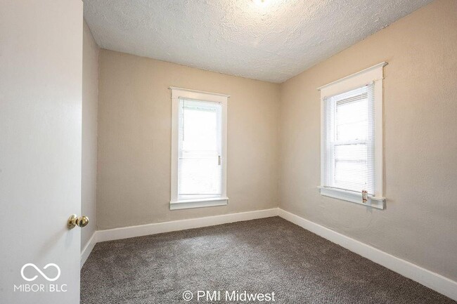 Building Photo - 130 N Gladstone Ave