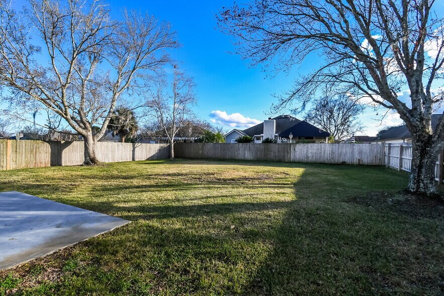 Building Photo - 337 Island View Cir