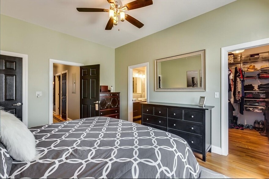 Building Photo - 2740 W Belmont Ave