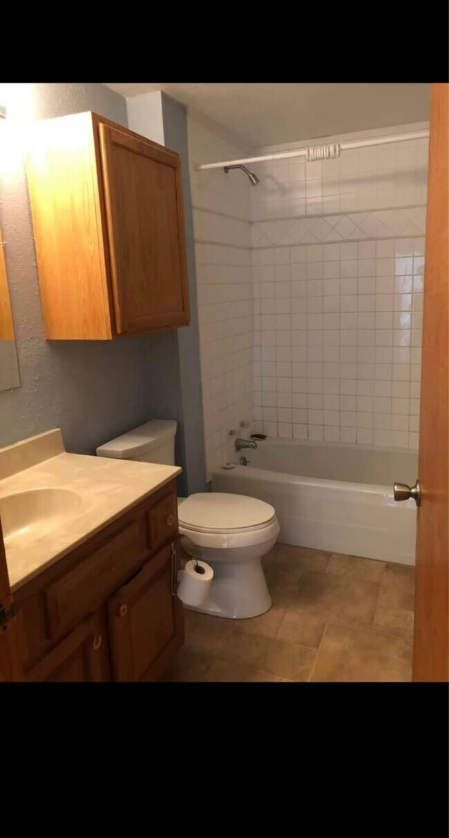 Building Photo - 608 N West St