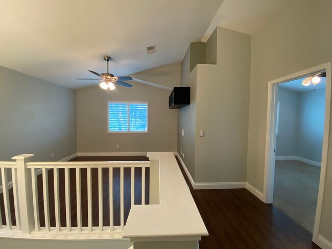 Building Photo - Beautiful & Spacious Home with Modern Touches