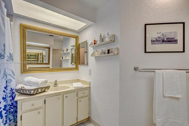 Building Photo - 12 Lexington Ln E