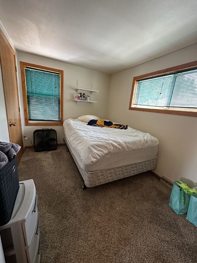 Building Photo - Exciting 3 Bed 1 Bath close to UWEC!