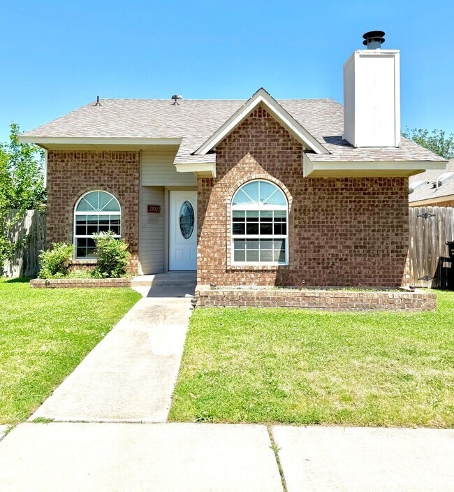 Building Photo - Exceptional 3-bed, 2-bath 2-car garage in ...