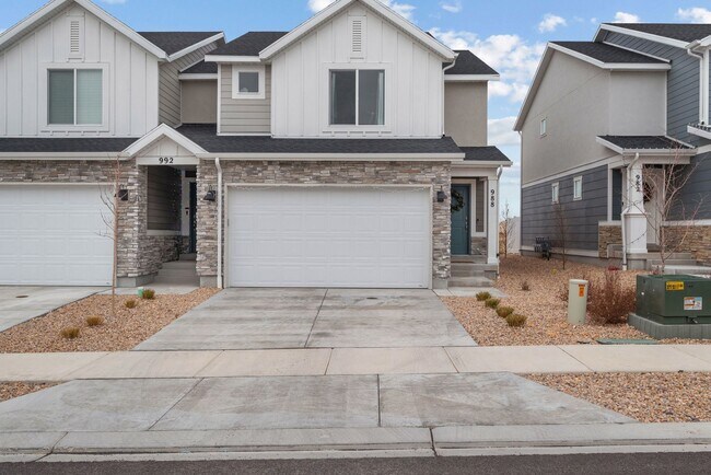 Building Photo - 988 W Broadleaf Dr