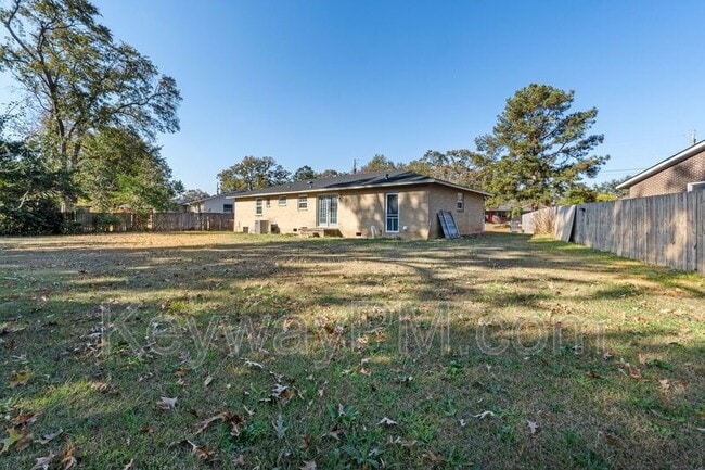 Building Photo - 2021 Fernwood Cir