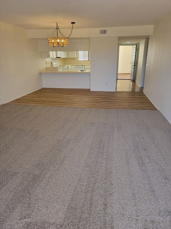Building Photo - 2 BR / 2 BA Condo with Spectacular Views Near Patrick Henry High School