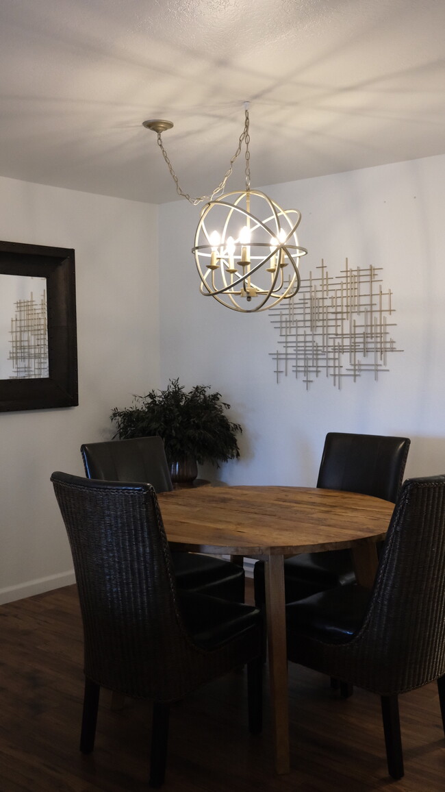 Dining space - 250 Forest Ridge