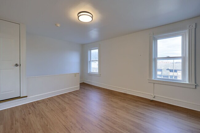 Building Photo - 227 S Ann St