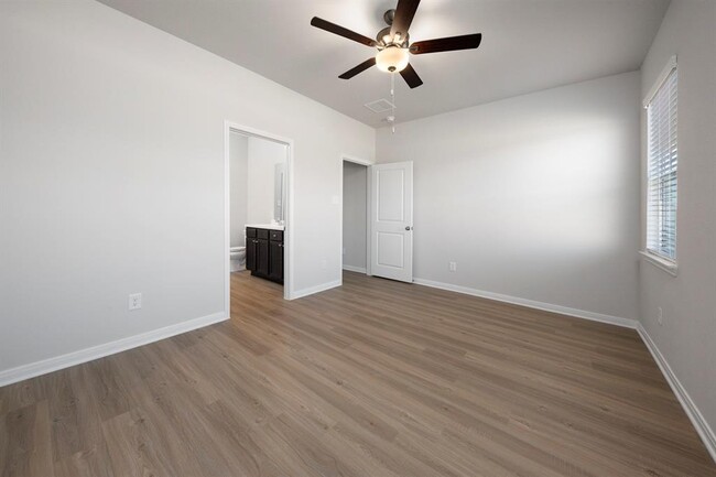Building Photo - 15454 Maple Ter Dr