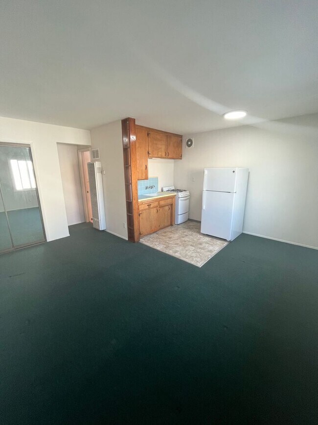 Building Photo - MISSION BEACH STUDIO APARTMENT WITH PARKIN...