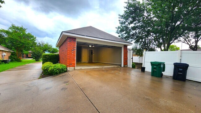 Building Photo - 3817 Yellowstone Pl