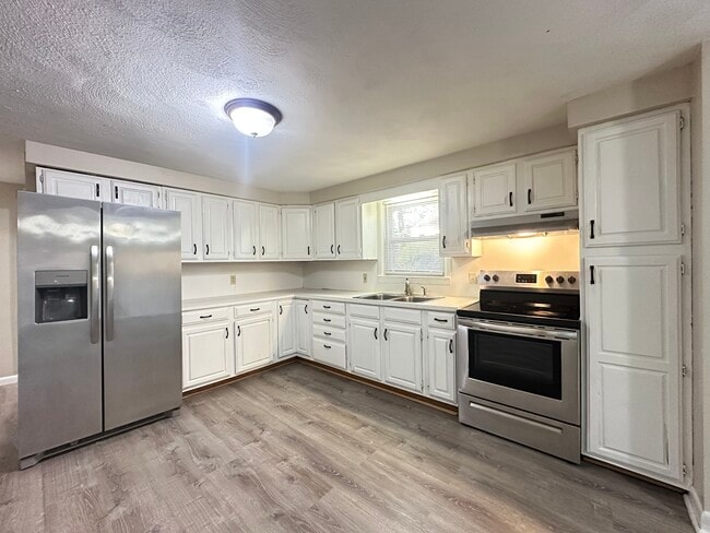 Building Photo - 135 S Pierce Rd