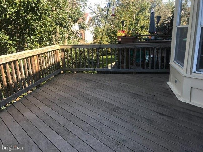 Building Photo - 5142 Woodford Dr