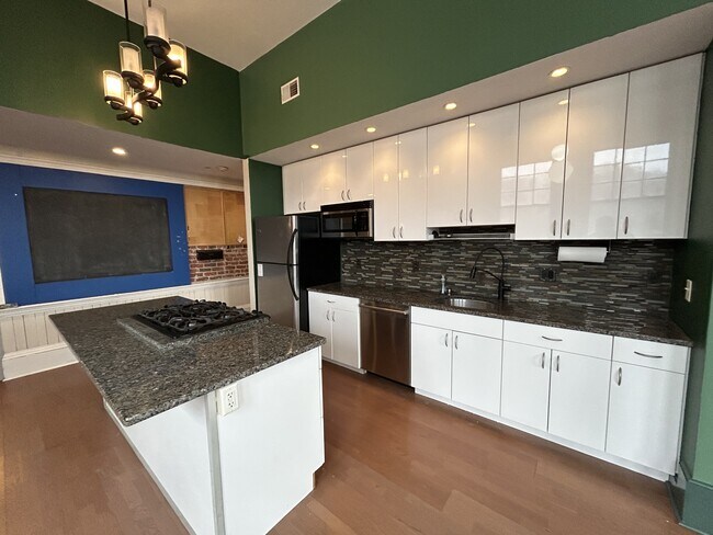 Building Photo - 28 Adams St