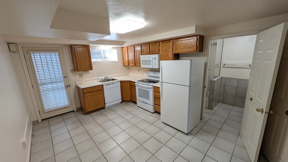 Building Photo - 303 S Douglas St