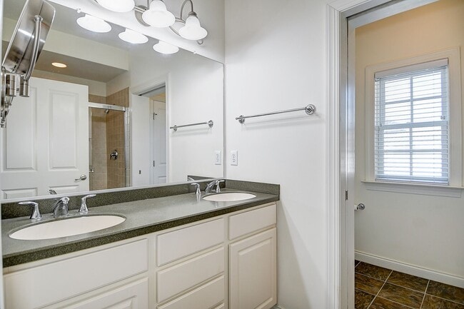 Building Photo - FOR RENT - NORFOLK!