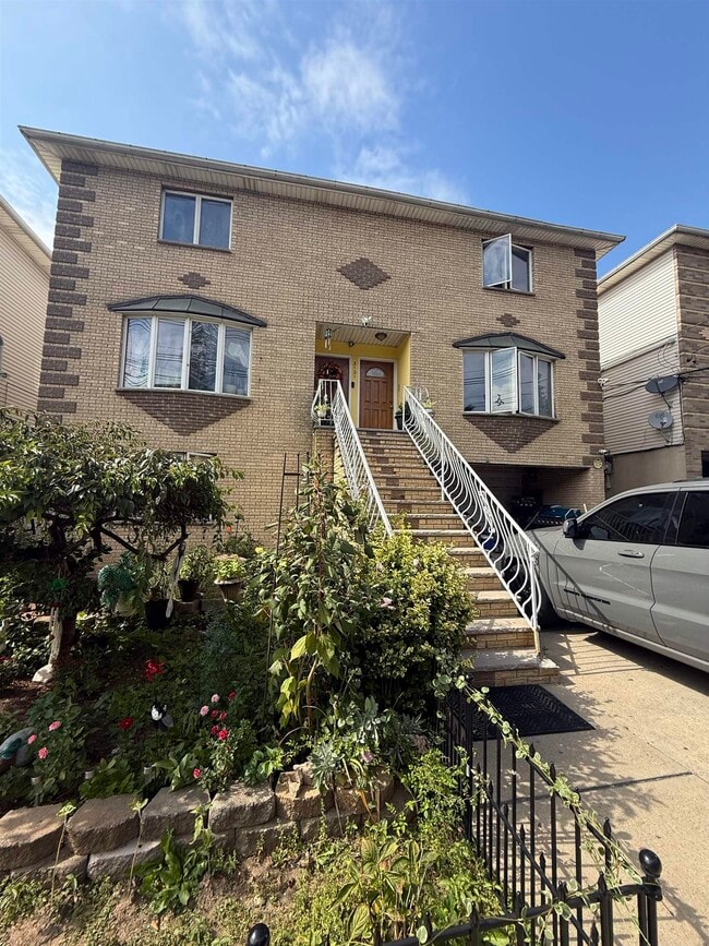 Primary Photo - 3121 Liberty Ave