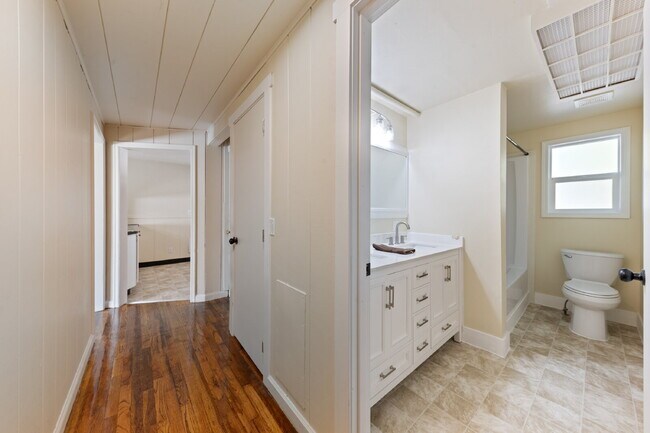 Building Photo - *MOVE IN SPECIAL!* Updated 3 bedroom duplex