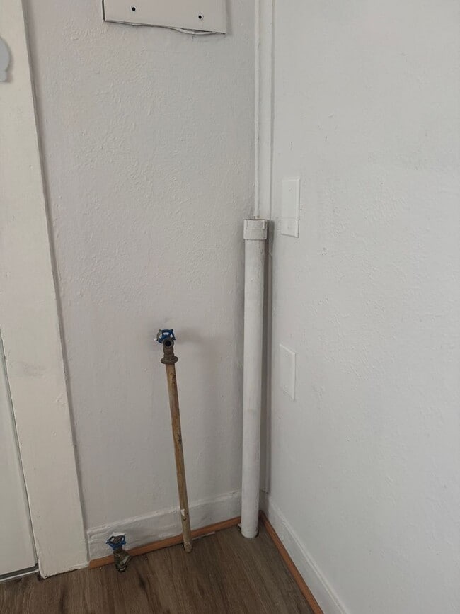 Building Photo - HUD ACCEPTED!! 3bedrooms 1bathroom  walking distance to 6th street shopping and restaurants