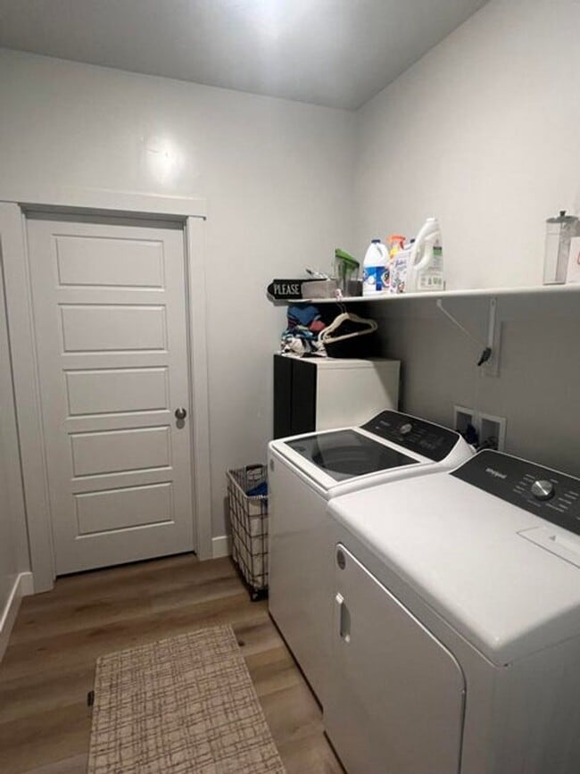 Building Photo - Stunning 4 Bedroom Home!