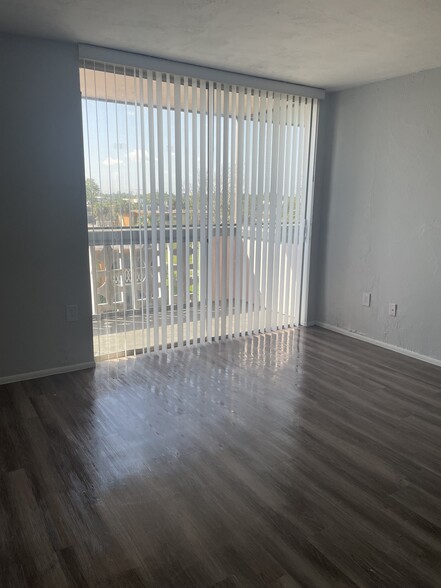 1 BR 1 BA 750 SQ FT Living Room - Marella Bay