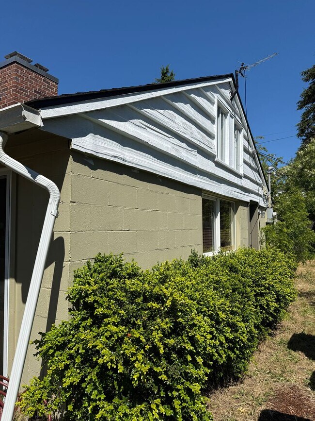 Building Photo - Charming Mid-Century Home in Shoreline