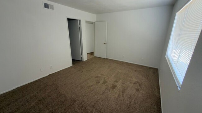 Building Photo - 4295 Sunnyview Ct